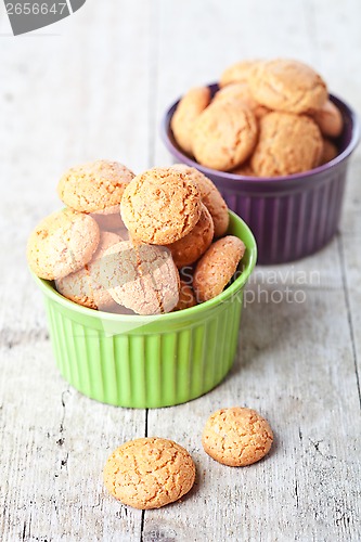 Image of meringue almond cookies in bowls 