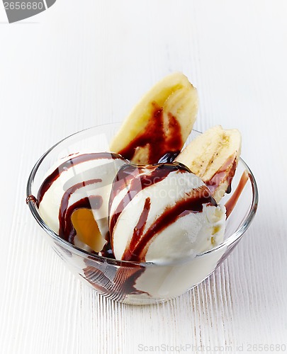 Image of ice cream with banana and chocolate sauce