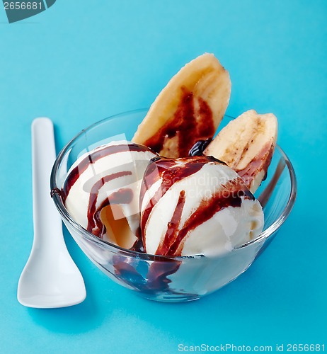 Image of ice cream with banana and chocolate sauce