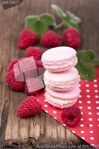 Image of Macaroons with raspberry