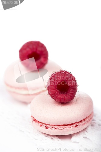 Image of Macaroons with raspberry