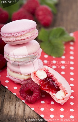 Image of Macaroons with raspberry