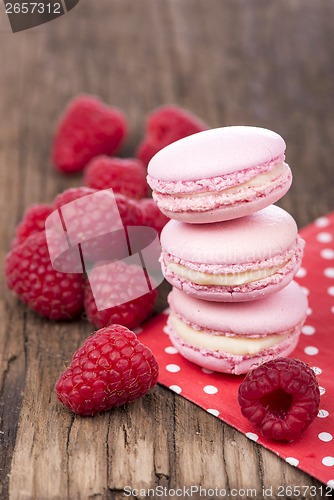Image of Macaroons with raspberry