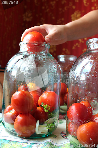 Image of tomatos in jars prepared for preservation