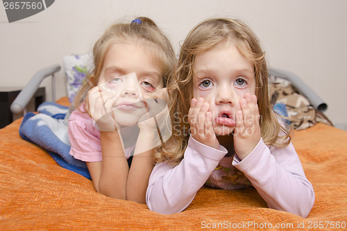 Image of two girls pulled a terrible faces