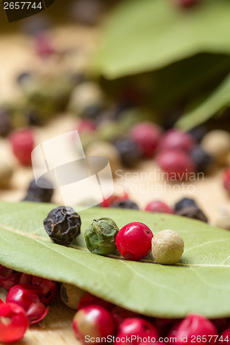 Image of Dry bay laurel leaf with multicolored peppercorn