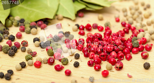 Image of Dry bay laurel leaf with multicolored peppercorn