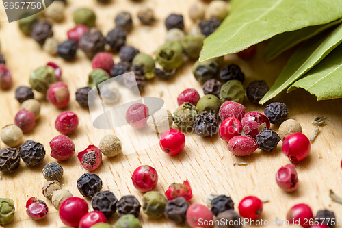 Image of Dry bay laurel leaf with multicolored peppercorn