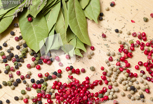 Image of Dry bay laurel leaf with multicolored peppercorn