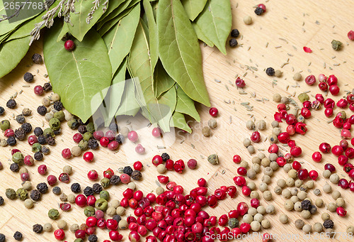 Image of Dry bay laurel leaf with multicolored peppercorn