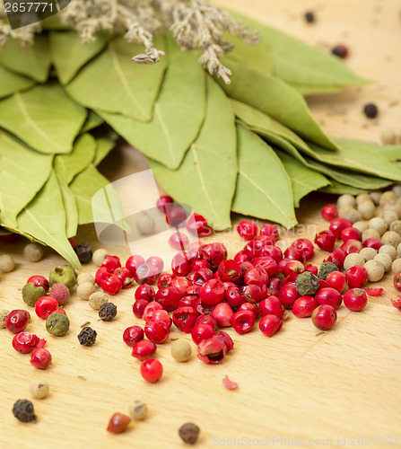Image of Dry bay laurel leaf with multicolored peppercorn
