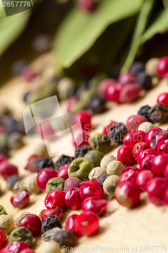 Image of Dry bay laurel leaf with multicolored peppercorn