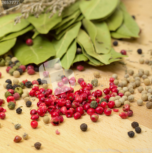 Image of Dry bay laurel leaf with multicolored peppercorn