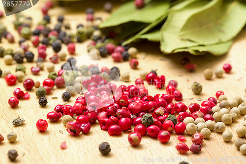 Image of Dry bay laurel leaf with multicolored peppercorn