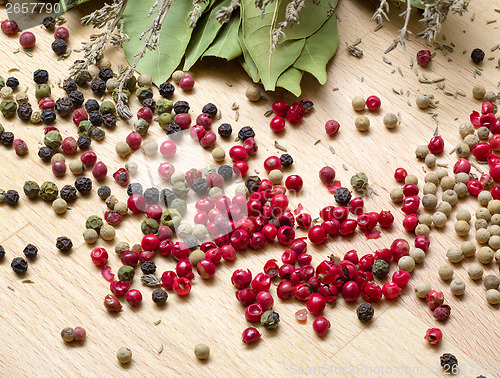 Image of Dry bay laurel leaf with multicolored peppercorn