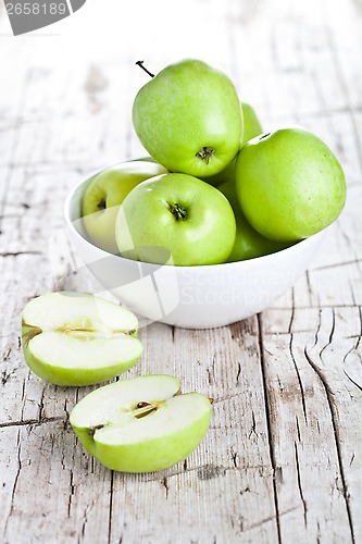 Image of ripe green apples in bowl 