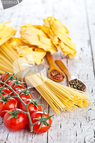 Image of uncooked pasta with tomatoes and spices