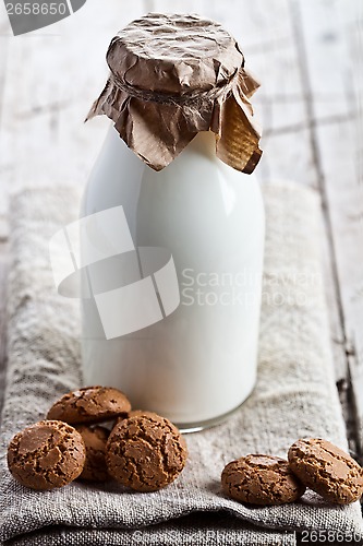 Image of bottle of fresh milk and almond cookies 