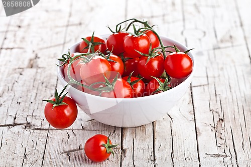 Image of fresh cherry tomatoes in a bowl