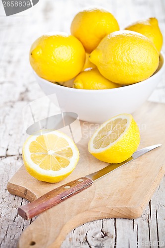 Image of fresh lemons in a bowl and knife