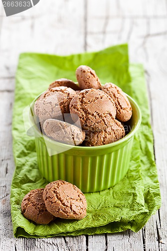 Image of meringue almond cookies in a green bowl 