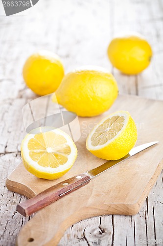 Image of fresh lemons and knife 