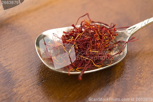 Image of stigmas of saffron in spoon