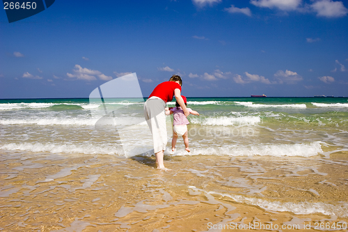 Image of Mum with the child on the sea