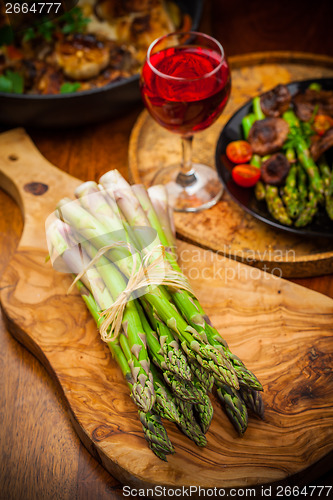 Image of Raw green asparagus