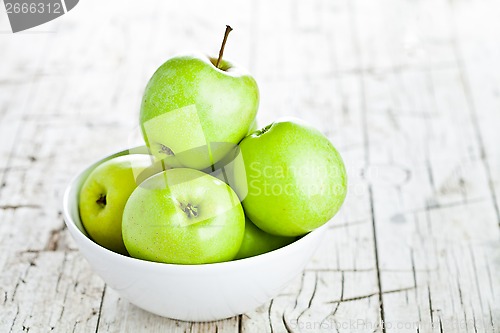 Image of ripe green apples in bowl