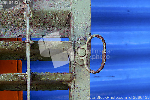 Image of metal venetian blind and a blue   in la boca buenos aires 