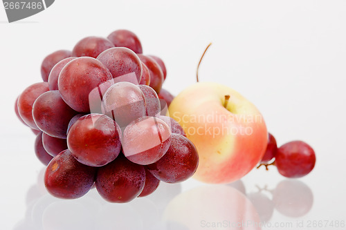Image of grapes and apple