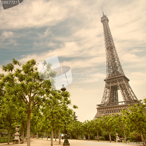 Image of Eiffel tower in Paris, France
