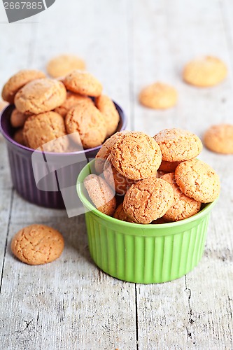 Image of meringue almond cookies in bowls