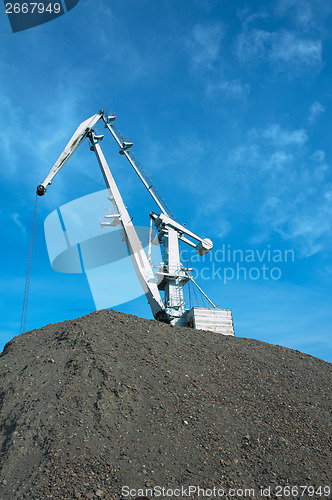 Image of crane at heap of gravel