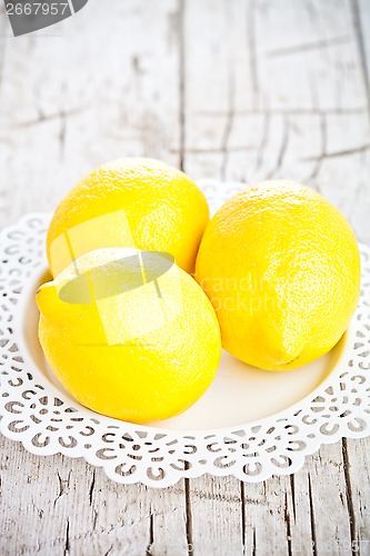 Image of three fresh lemons 