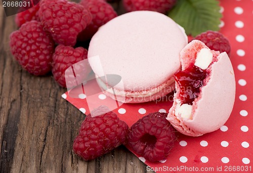 Image of Macaroons with raspberry