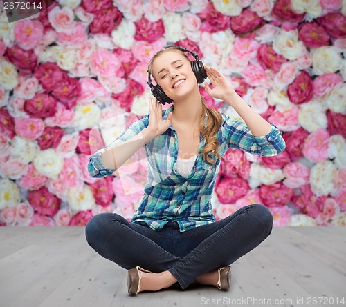 Image of young woman listeting to music with headphones
