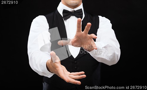 Image of casino dealer showing trick