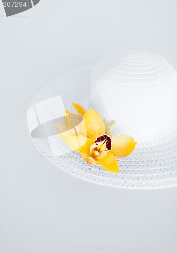 Image of closeup of white hat and flowers