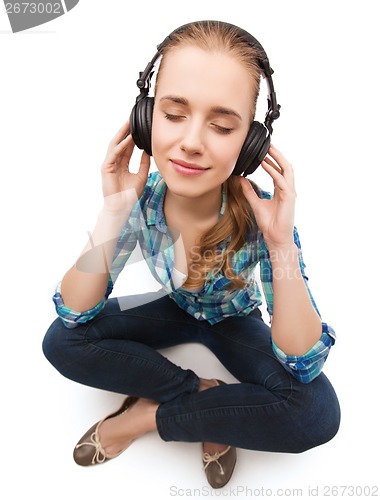 Image of young woman listeting to music with headphones