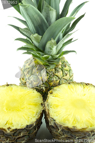 Image of Ripe pineapple 