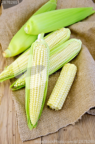 Image of Corncob on burlap and board