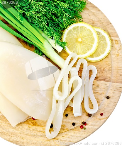 Image of Squids with lemon and onions on a round board