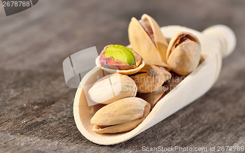 Image of raw pistachio nuts