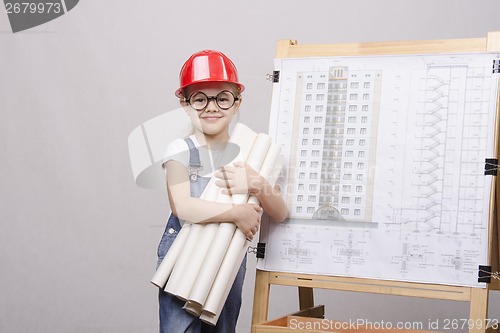 Image of child with glasses costs drawings at Board