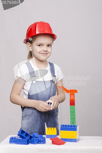 Image of The girl helmet plays in constructor