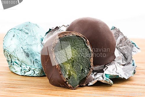 Image of fresh (uncooked) figs in chocolate