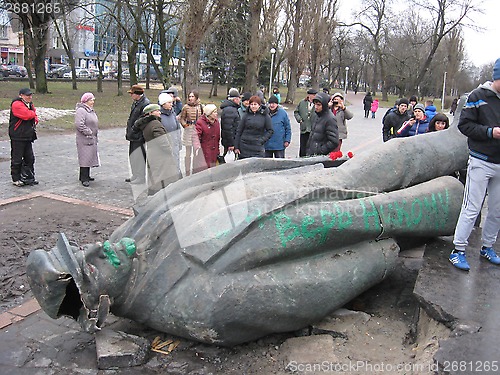 Image of thrown monument to Lenin in Chernigov in February 22, 2014