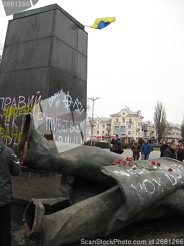Image of thrown monument to Lenin in Chernigov in February 22, 2014